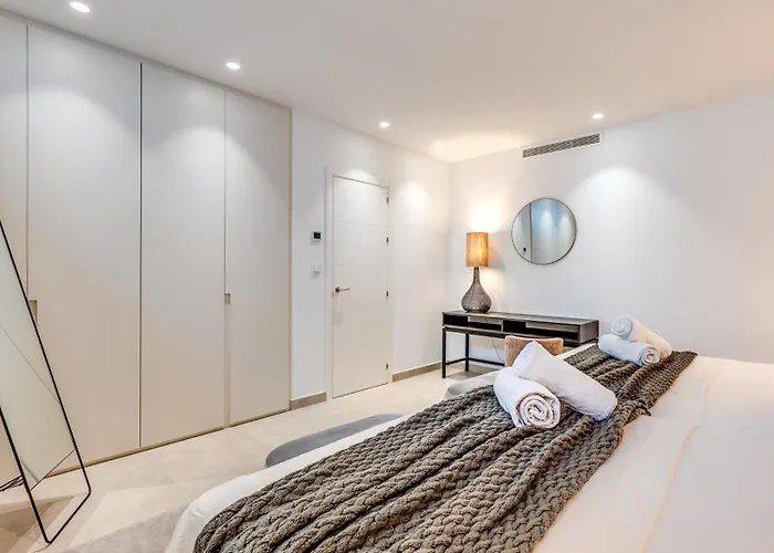 Vacation I La Plage, Luxury Villa, Private Heated Pool, Rooftop Hot Tub, Walking Distance To The Finest Beaches